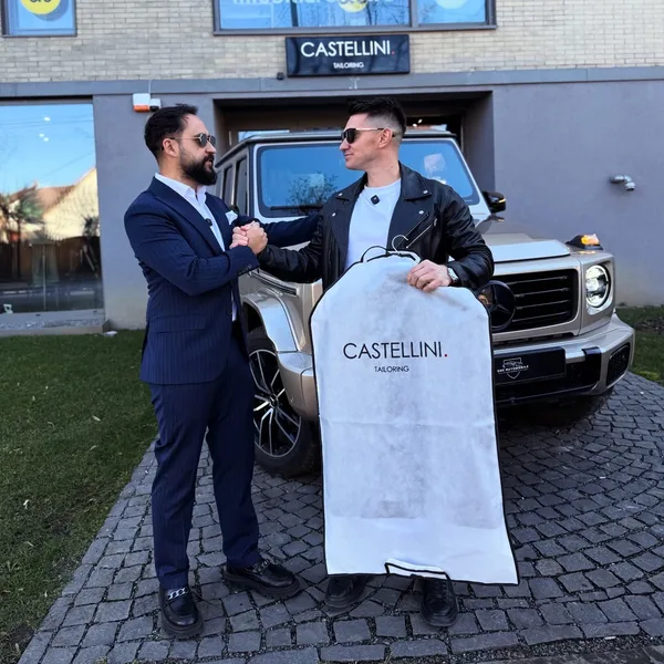 Predarea unei comenzi în fața atelierului Castellini din Cluj-Napoca