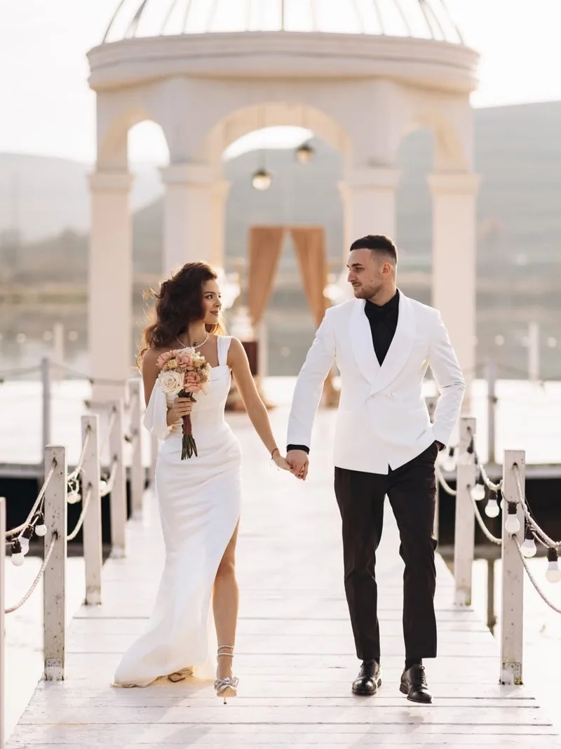 Miri la ceremonie, mirele în smoking ivory cu rever din satin negru