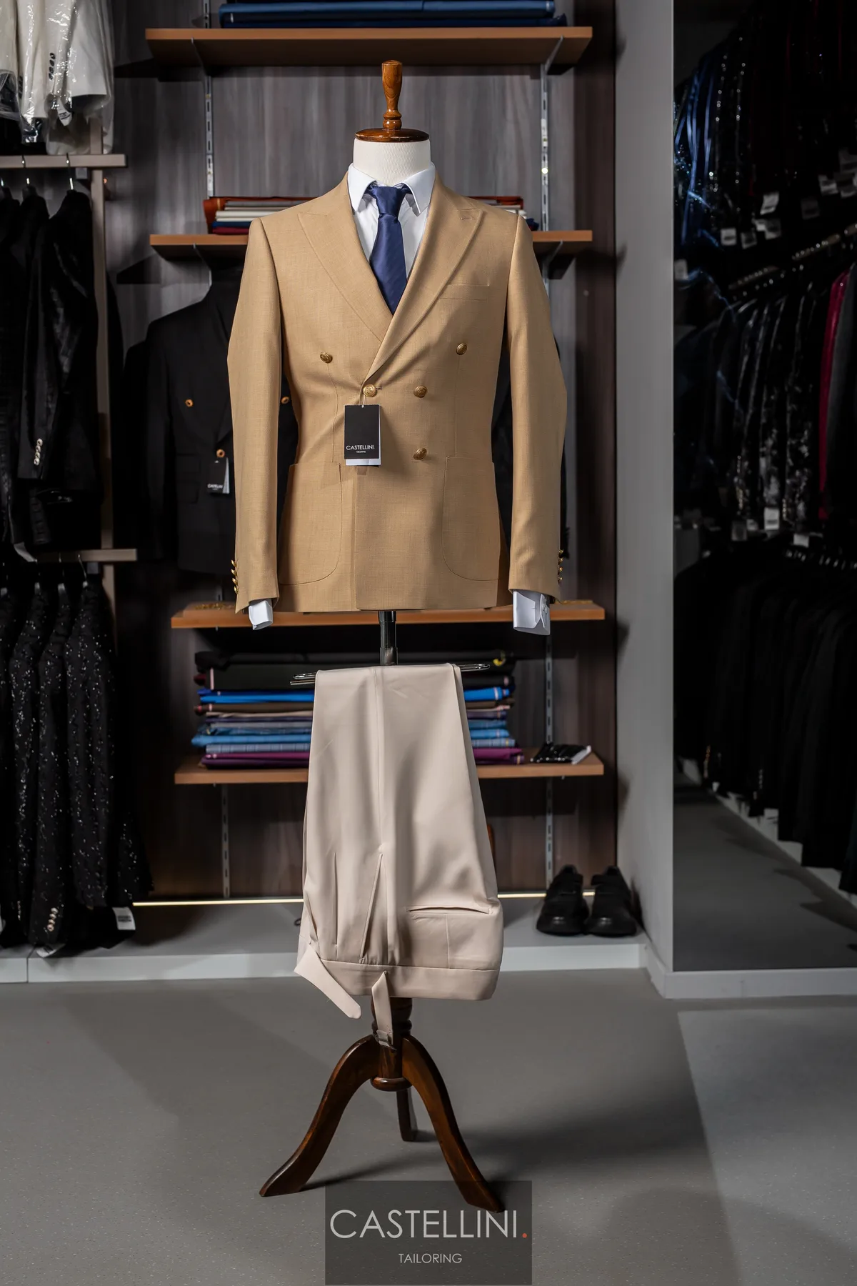 Costum camel, croială la două rânduri, vedere 4