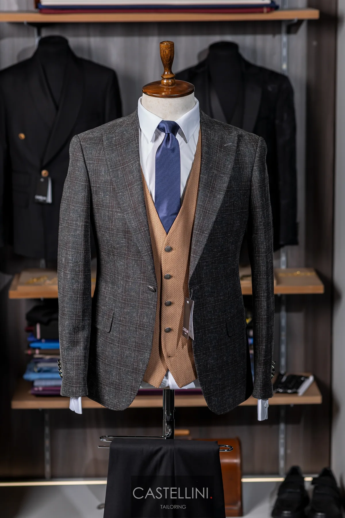 Costum gri închis trei piese, vestă camel, Castellini Tailoring