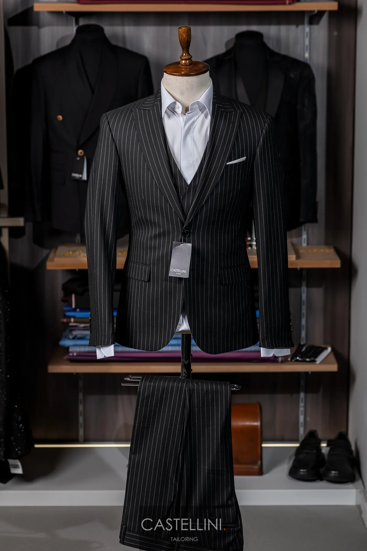 Costum negru cu dungi, trei piese, vedere 2