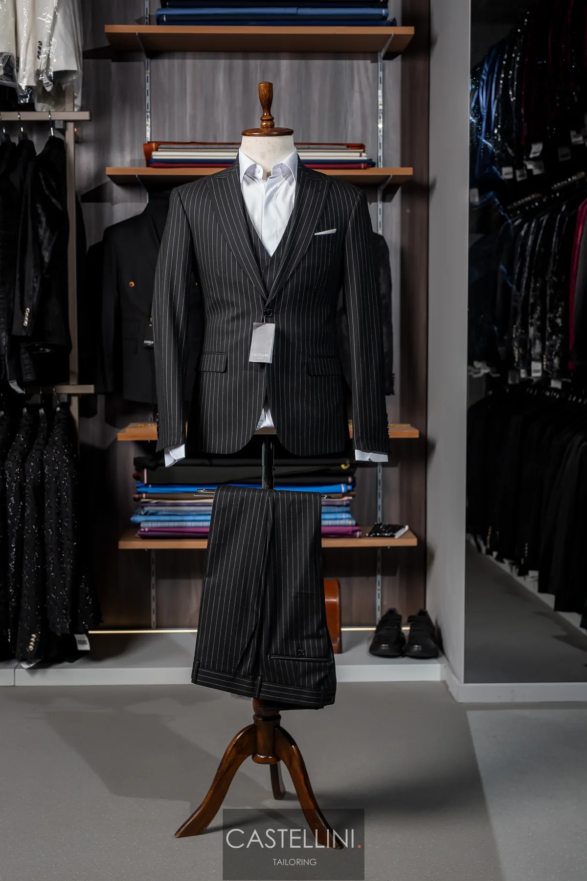 Costum negru cu dungi, trei piese, vedere 5