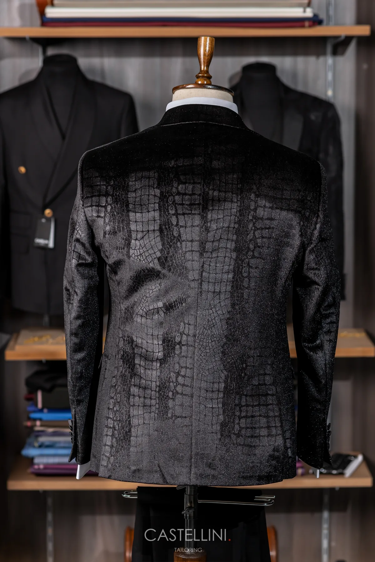 Smoking negru cu textură crocodil și vestă, vedere 6