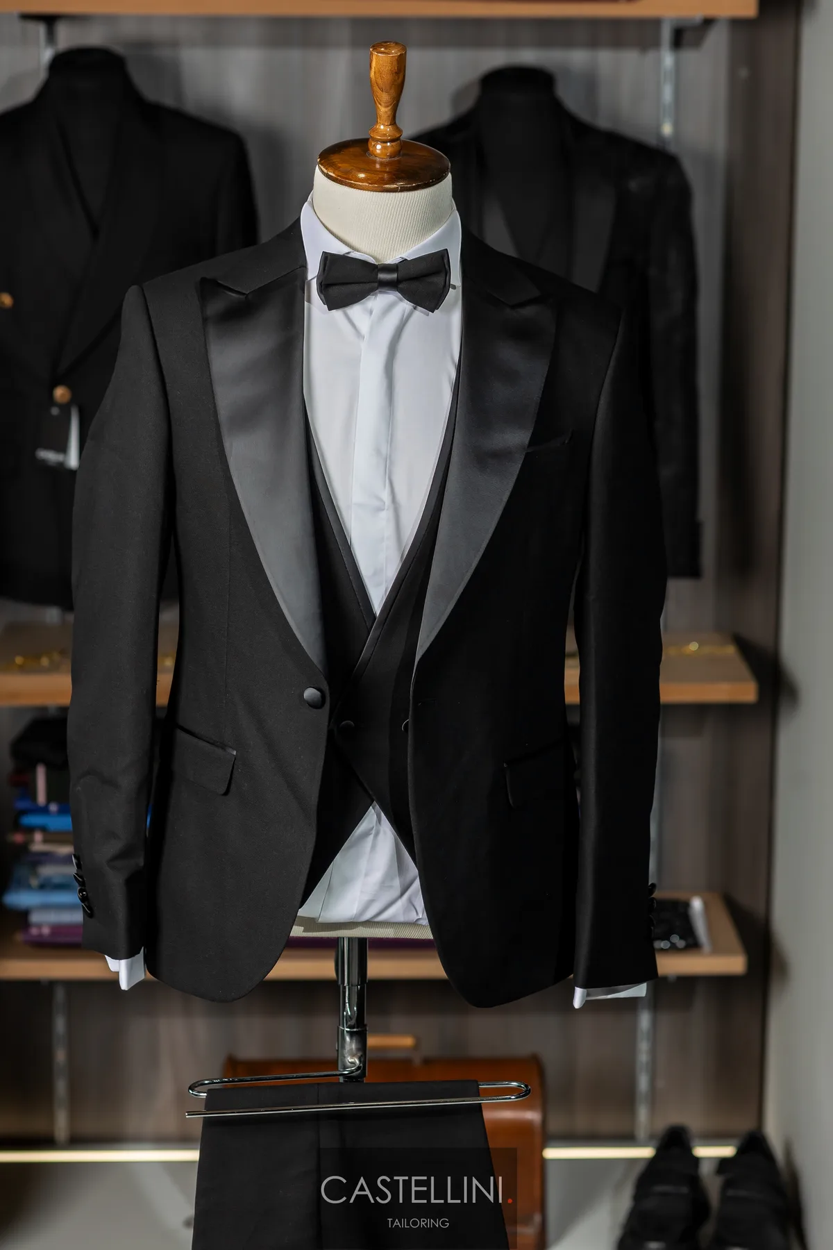 Smoking negru trei piese, rever shawl, vedere 2